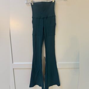 AERIE Offline Ribbed Flare Leggings EUC XS short in forest green